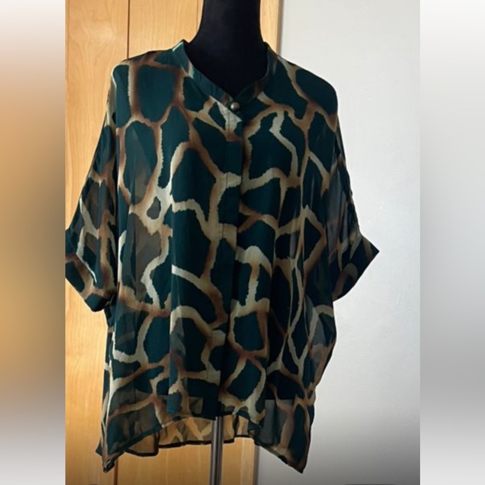 Chic Animal Print Sheer Blouse

ALL REASONABLE OFFERS ACCEPTED